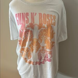 White Guns N' Roses Graphic Short Sleeve T-Shirt. Size Medium